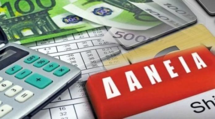 Οικονομία, κουμπί με την λέξη δάνεια, αριθμομηχανή, ευρώ χαρτονομίσματα, αιτήσεις πάνω σε τραπέζι