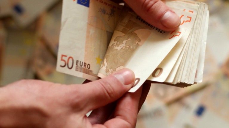 κοντινό χέρια μετράει ευρώ